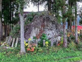 磐神社　御神体の磐座