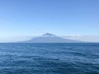 礼文島より利尻島を望む