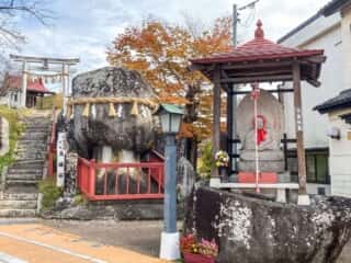 夫婦石と彌栄神社