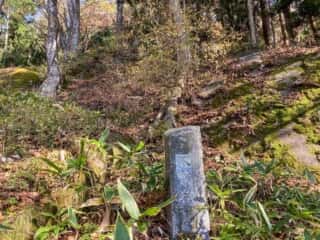 不動岩の道しるべ
