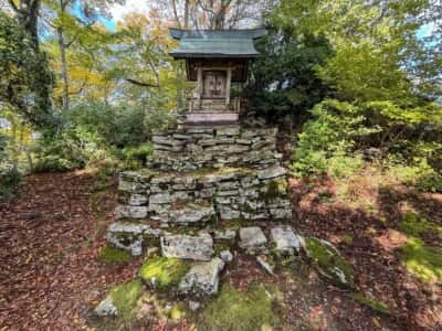 東宮神社の石積みされた拝殿
