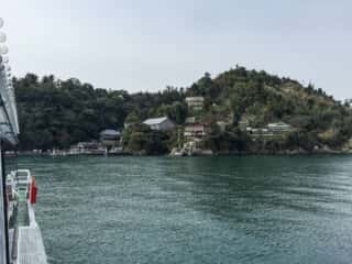 竹生島を船から望む