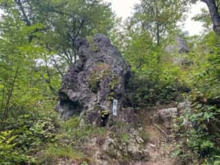 一年峰山道途中の「雲岩」
