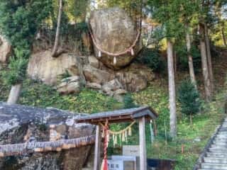 釣石神社　磐座