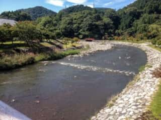 若宮神社の背後に流れる野須川（松尾川）(甲可日雲宮比定地