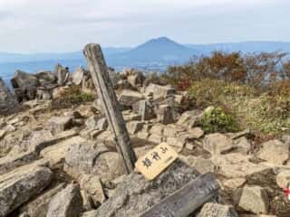 姫神山 山頂から見た岩手山