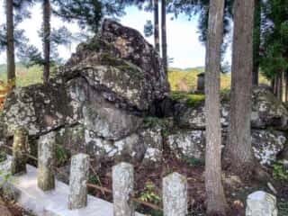 磐神社　御神体の磐座