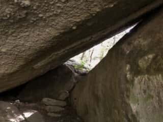 坂谷神社が祀る坂谷権現の磐座