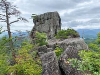 一年峰の山道途中に聳え立つ「紙飛ばし岩」