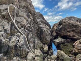 願掛岩の祈りのロープ
