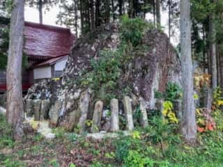磐神社　御神体の磐座