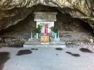 御厨人窟(五所神社)