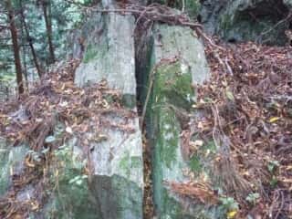 石尾神社　巨石