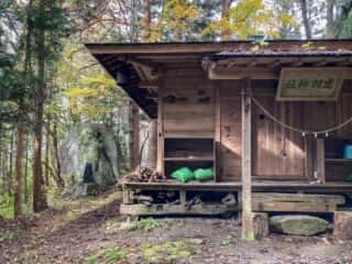 出羽神社拝殿と羽黒岩