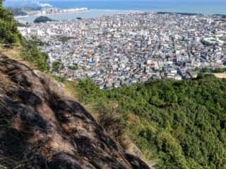 神倉神社下　急斜面の岩場