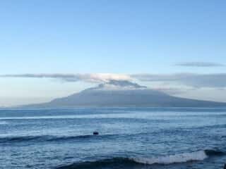 礼文島より利尻島を望む