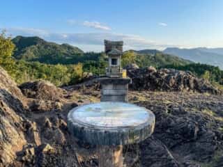 御嶽山 祠と方角標