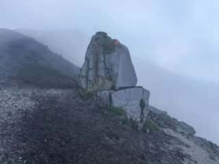 高千穂峯登山道の巨石