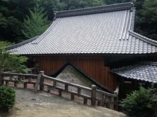 三方石観世音の巨石上に建つ拝殿