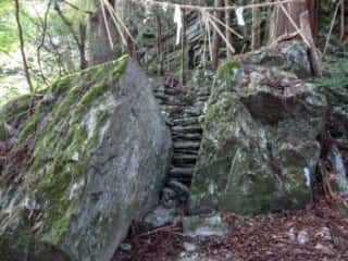 石尾神社　岩間の参道