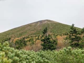 岩手山頂上を望む