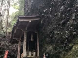 大師堂・岩屋寺逼割行場（せりわり）