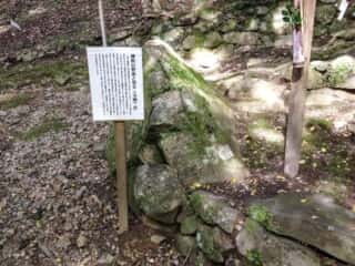 御祖の磐座と男女（夫婦）岩　與喜天満神社 (伊豆加志本宮比定地)