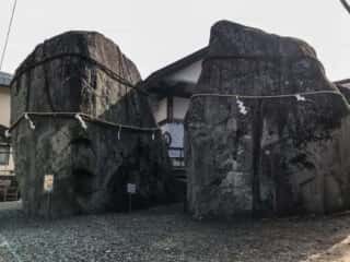 三ツ石神社の巨石