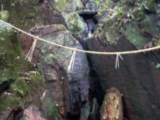 三方石観世音境内の巨石に隠れた祠