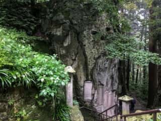 宝珠山立石寺の巨石