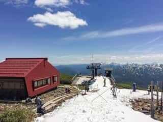 月山スキーリフト終点からが登山道