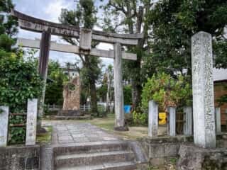 大酒神社　鳥居と太秦明神の石碑