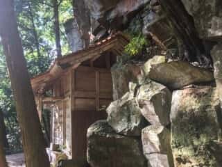 岩に囲まれた赤岩神社の拝殿
