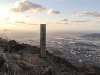 皿倉山 国見岩の碑
