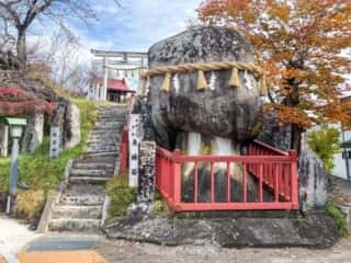 夫婦石と彌栄神社