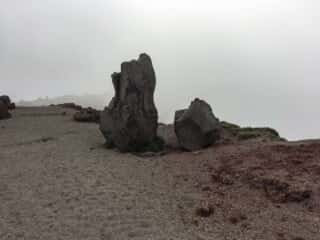 高千穂峯登山道の巨石