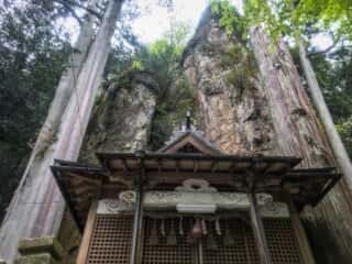 厳石神社　拝殿と磐座