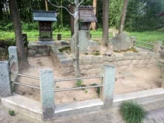 天神神社 御船代石 (伊久良河宮比定地)