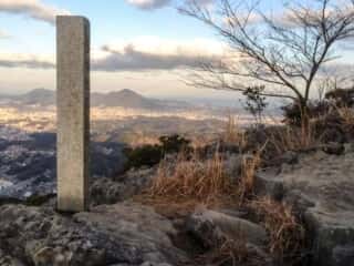 皿倉山 国見岩の碑