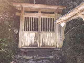 大師堂・岩屋寺逼割行場（せりわり）