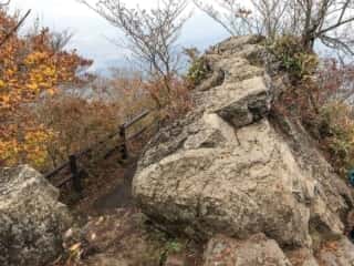 女体山御本殿裏の岩場
