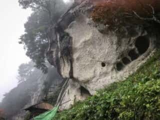 宝珠山立石寺の巨石