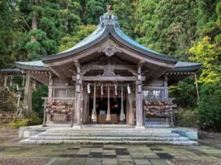 真山神社の拝殿