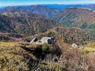剣山の鶴石と亀石　遠くに山々と大剣神社を望む