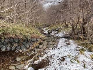 殺生石から展望台へ山道