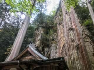 厳石神社　拝殿と磐座