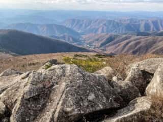 五葉山　黒岩の巨石群から望む山並み