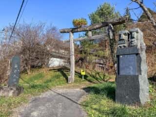 続石　入口の鳥居