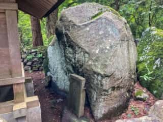 大石神社　御神体の巨石