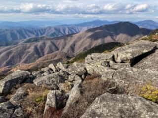 五葉山 黒岩の巨石群から望む山々